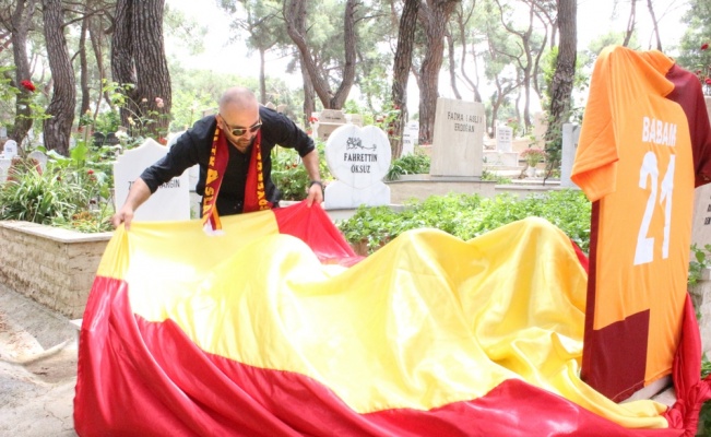 Galatasaray’ın şampiyonluğunu babasının mezarında kutladı