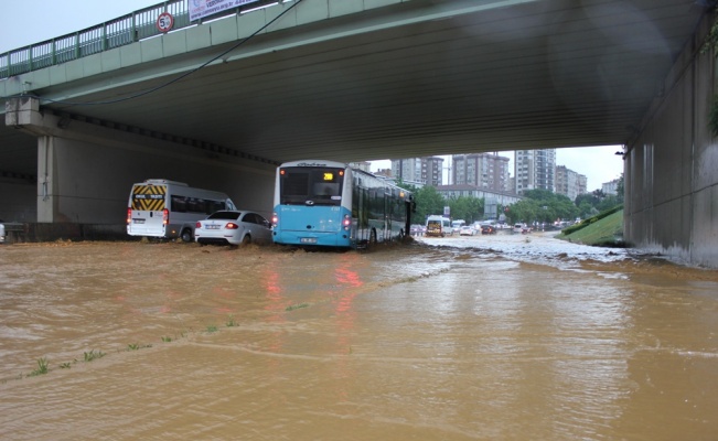 Göztepe Kavşağı’nda araçlar mahsur kaldı