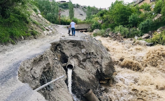 Hakkari’de iki mahalle yolu tehlike saçıyor