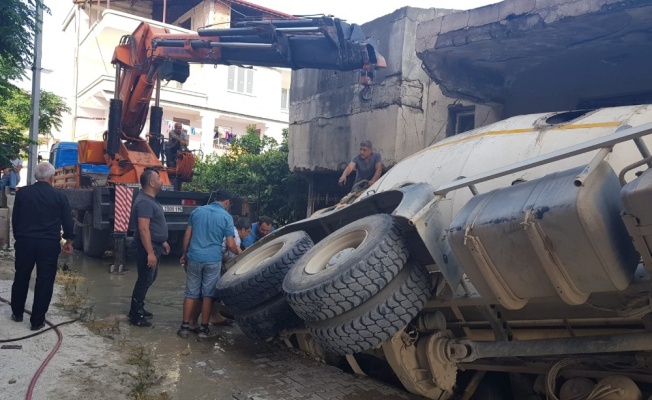 Hatay’da beton mikseri geçişinde parke zemin çöktü