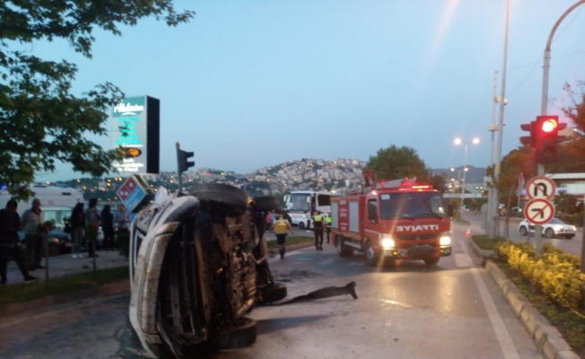 İşaret levhasına çarpan araç takla attı