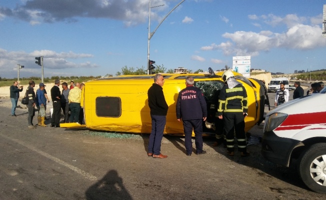 İşçi servisi ile otomobil çarpıştı:14 yaralı