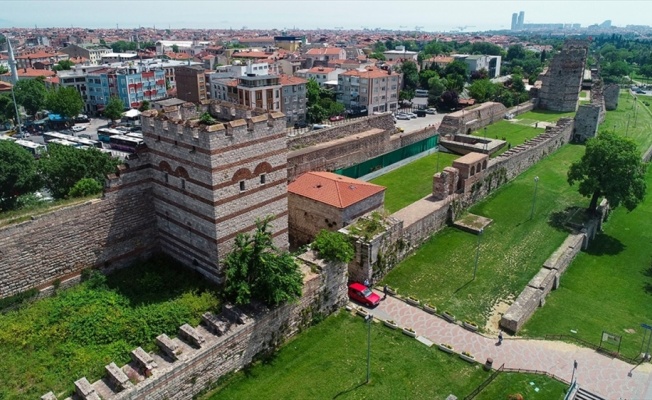 İstanbul'un tarihi surları zamana direniyor