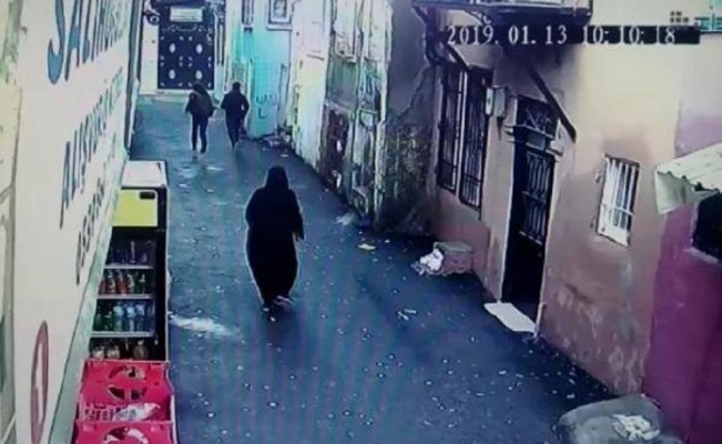 İzmir’deki kapkaç anı güvenlik kamerasına yansıdı