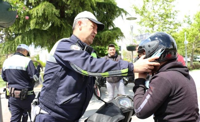 Konya’da motosiklet sürücülerine kask dağıtıldı