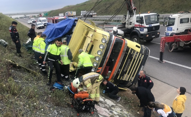 Kuzey Marmara Otoyolu’nda kamyon devrildi: 1 yaralı