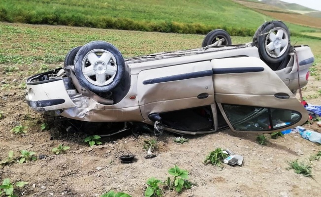 Lastiği patlayan otomobil devrildi: 1 ölü, 4 yaralı