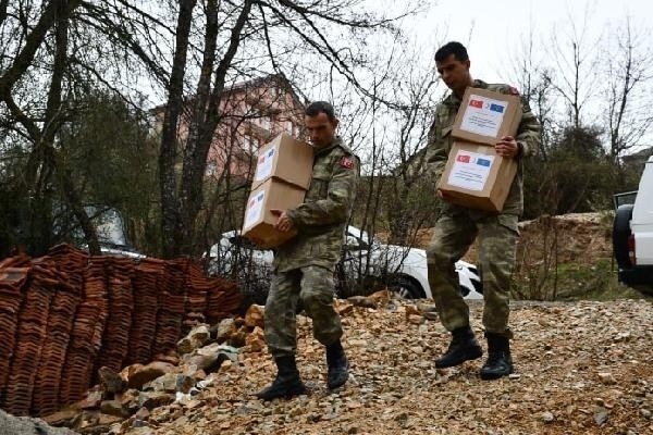 Mehmetçik Ramazan paketlerini dağıttı