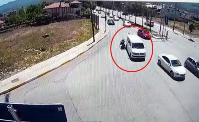 Minibüs motosiklete çarptı ardına bile bakmadan kaçtı