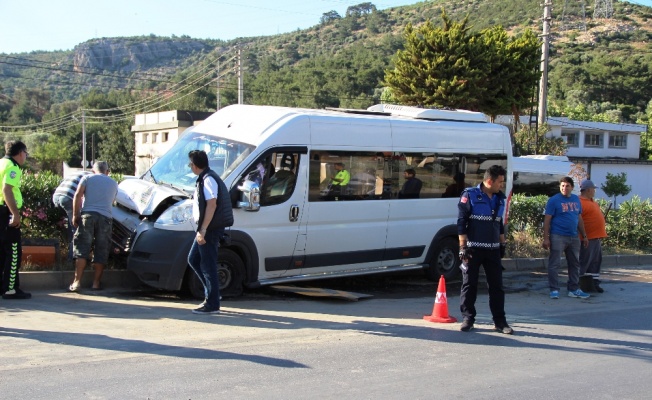 Öğrenci servisi direğe çarptı: 7 yaralı