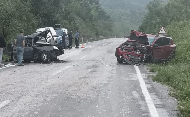 Otomobiller kafa kafaya çarpıştı: 1 ölü, 4 yaralı