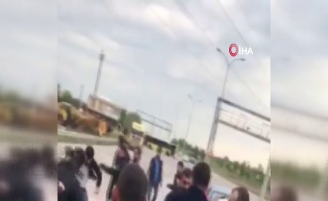 Polisin havaya ateş açtığı trafik kavgası kamerada