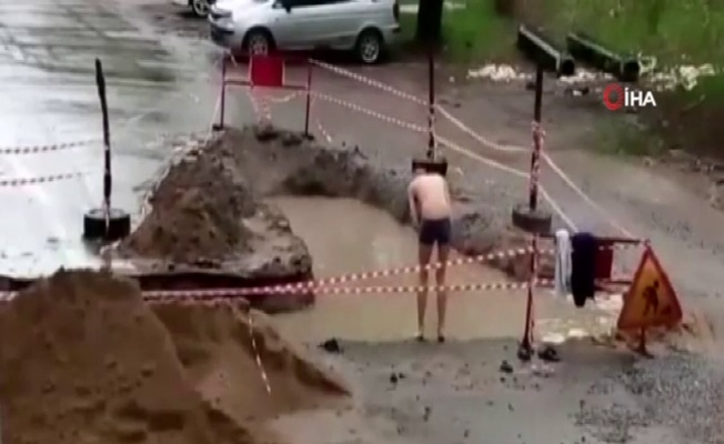 Rus gençten yaşadığı kentin belediyesine ilginç protesto