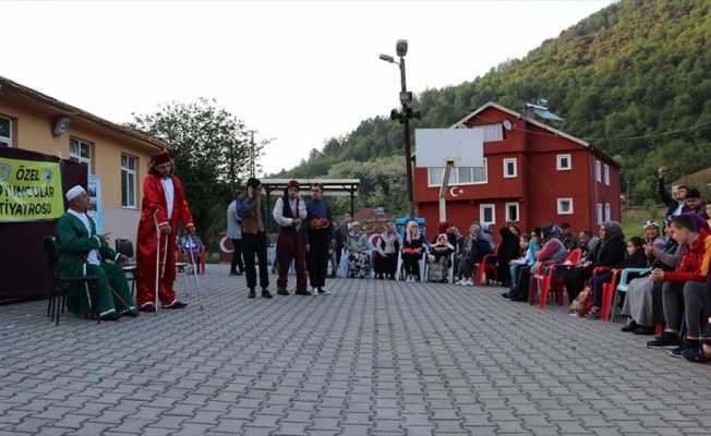 Sahne tozunu köylere taşıyorlar