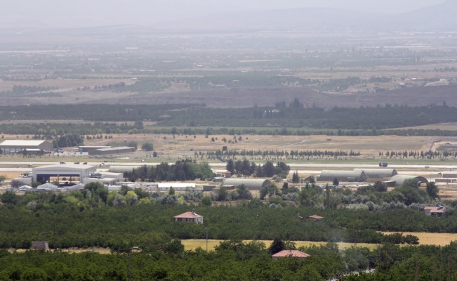 Savaş uçağı yere çakıldı, pilotlar atlayarak kurtuldu