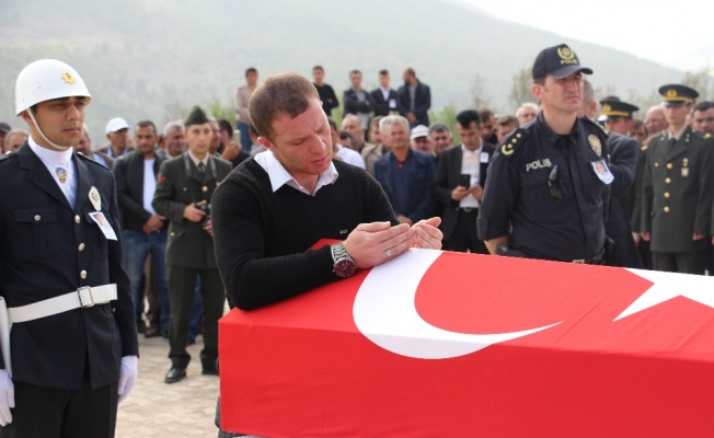 Şehit polis gözyaşları arasında toprağa verildi