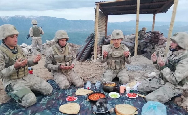 Siirt’te Mehmetçik görev başında iftarını açıyor