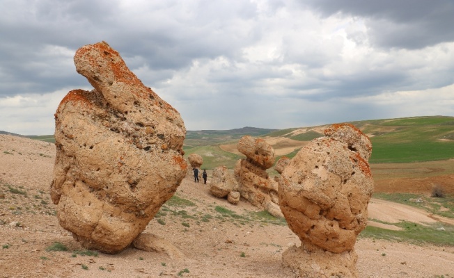 Sivas’taki esrarengiz kayalar dikkat çekiyor