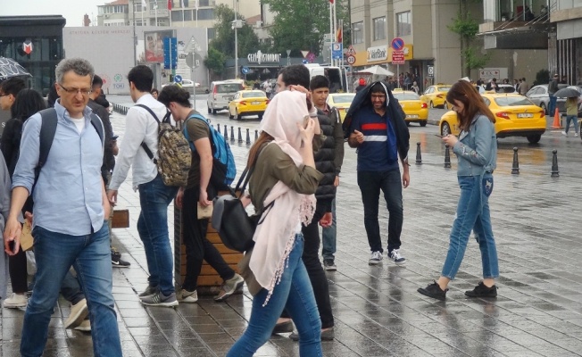 Taksim’de vatandaşlar yağmura hazırlıksız yakalandı