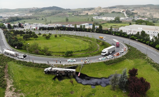 TEM’de zift yüklü tanker devrildi