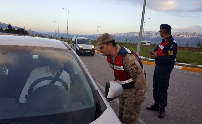 Trafik ekipleri durdukları sürücüleri iftara davet etti