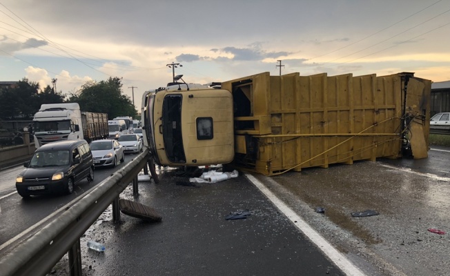 Yağış kazaları getirdi, çöp kamyonu devrildi