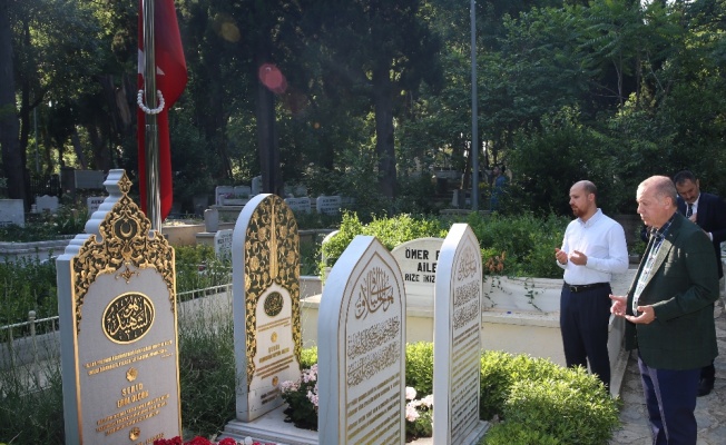 15 Temmuz şehidi Erol Olçok’un mezarını ziyaret etti