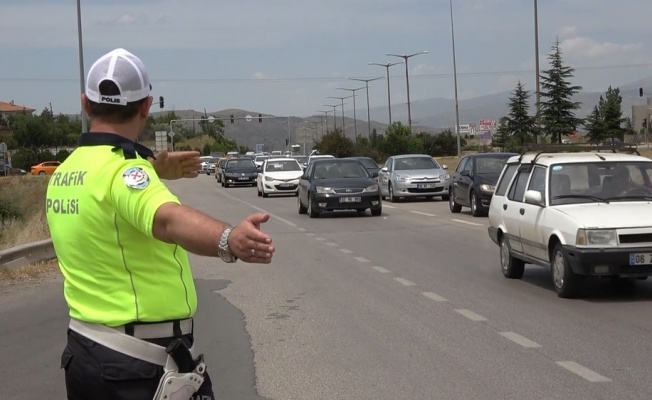 43 ilin geçiş noktasında trafik yoğunluğu