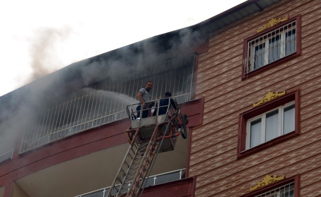 8 katlı binanın çatısındaki yangın korkuttu