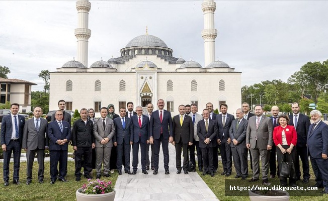 Adalet Bakanı Gül Amerika Diyanet Merkezi'ni ziyaret etti