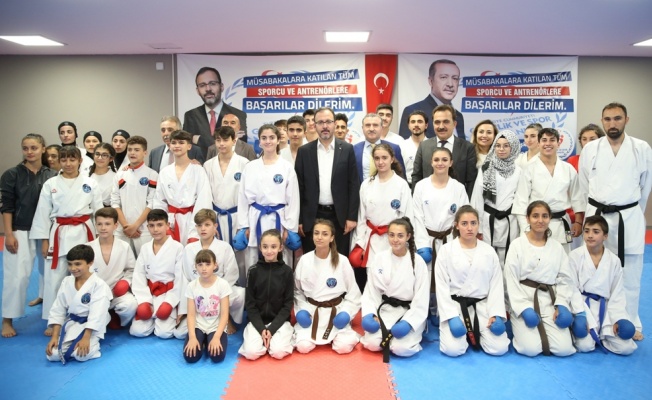 Bakan Kasapoğlu, Konya’da sporcularla bir araya geldi