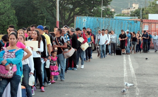 Binlerce Venezuelalı ülkeyi terk ediyor