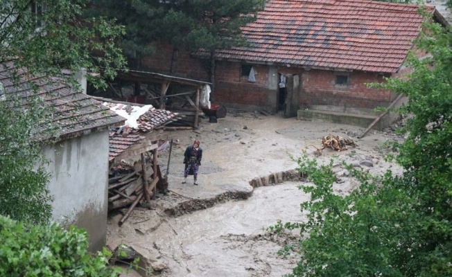 Bolu’da etkili olan sağanak D100’ü trafiğe kapattı