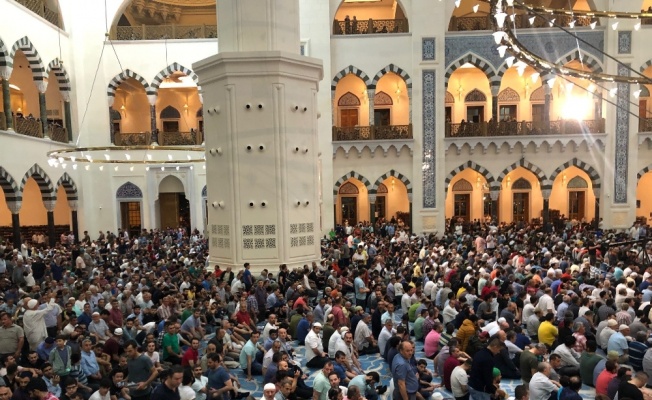 Büyük Çamlıca Camii Kadir Gecesi’nde doldu taştı