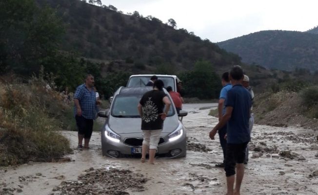 Çamura saplanan otomobil yolda mahsur kaldı