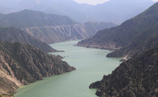 Çoruh nehri yeşile büründü