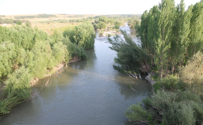 Dicle Nehri’nde balık tutan genç akıntıya kapıldı