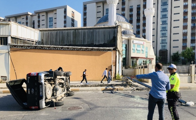 Direğe çarpan kamyonet takla attı: 6 yaralı