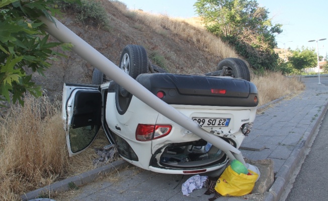 Direğe çarpan otomobil ters döndü: 5 yaralı