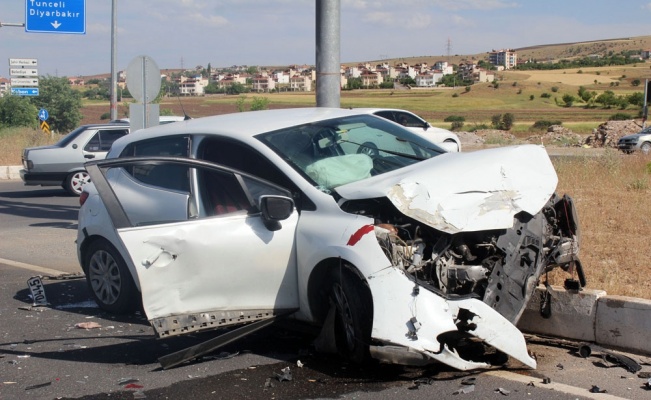 Elazığ’da trafik kazası: 4’ü çocuk 10 yaralı