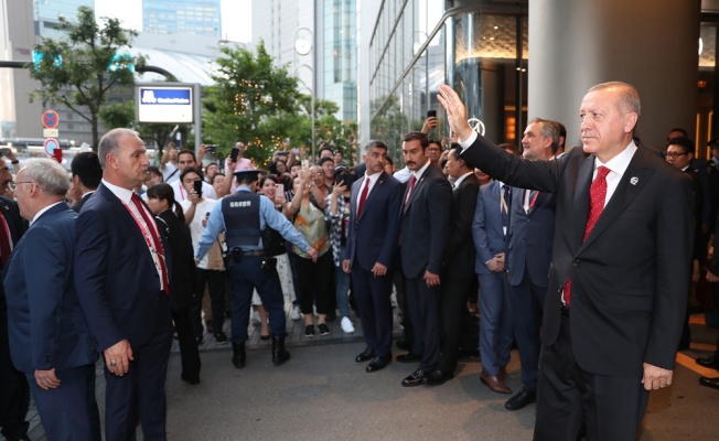 Erdoğan ve eşi Japonya’da Türk vatandaşlarını selamladı