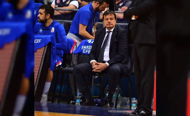 Ergin Ataman parkeye yine kulaklıkla çıktı