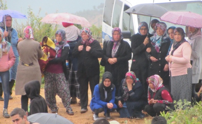 Gelininin tabutuna sarılarak ağladı