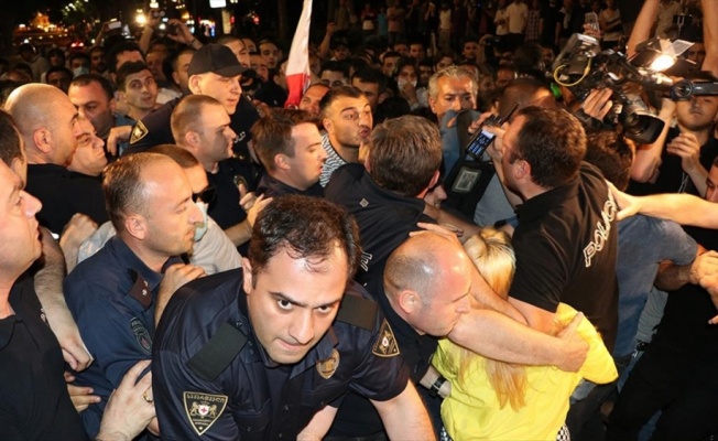 Gürcistan'da protestocular ve polis arasında arbede