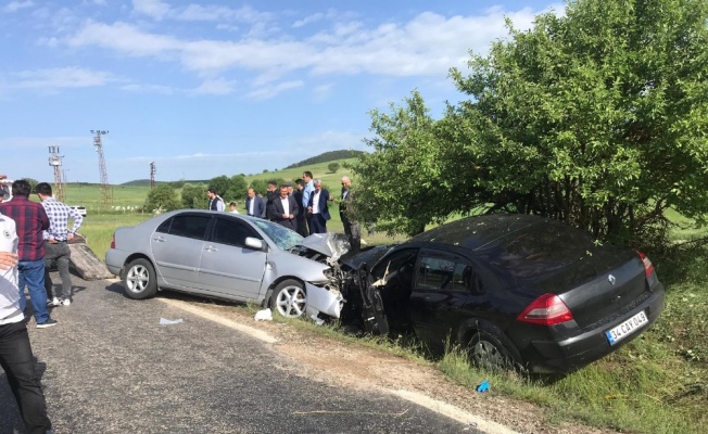 Hatalı sollama sonucu kafa kafaya çarpıştılar: 4 yaralı