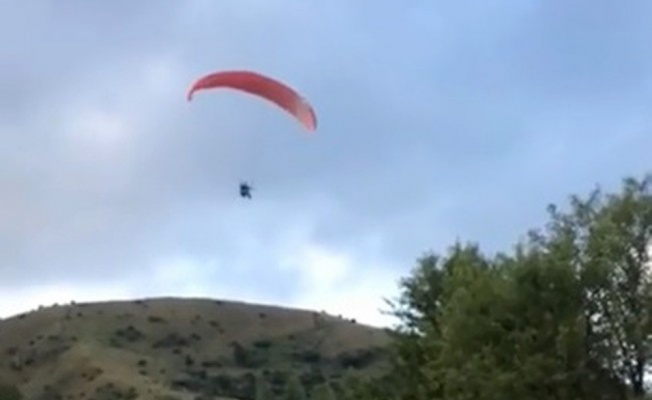 Havadaki paraşütçüyü gören gençlerin şiveli konuşmaları güldürdü