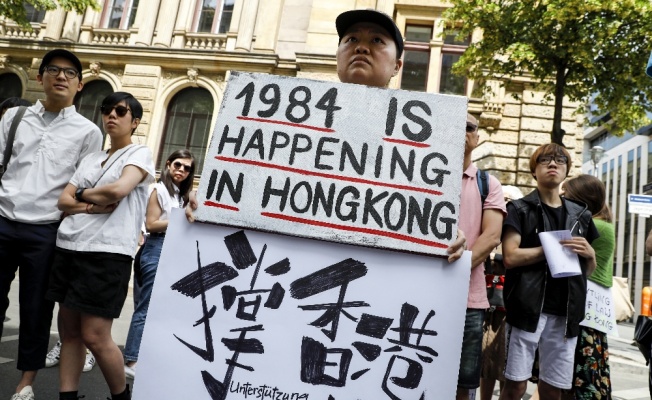 Hong Kong’da yüzbinler Çin’e karşı sokakta