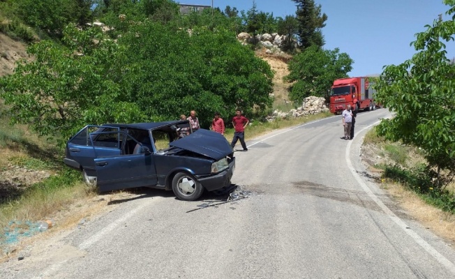 İki otomobil kafa kafaya çarpıştı: 13 yaralı