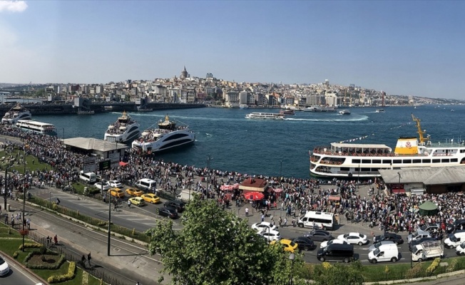 İstanbul'da vatandaşlar tarihi ve turistik mekanlara akın etti