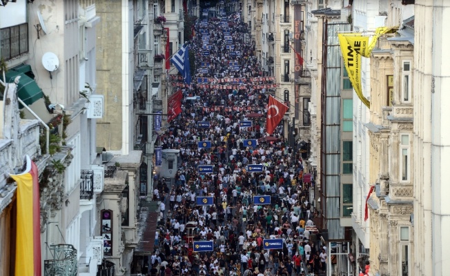 İstiklal Caddesi’nde insan seli